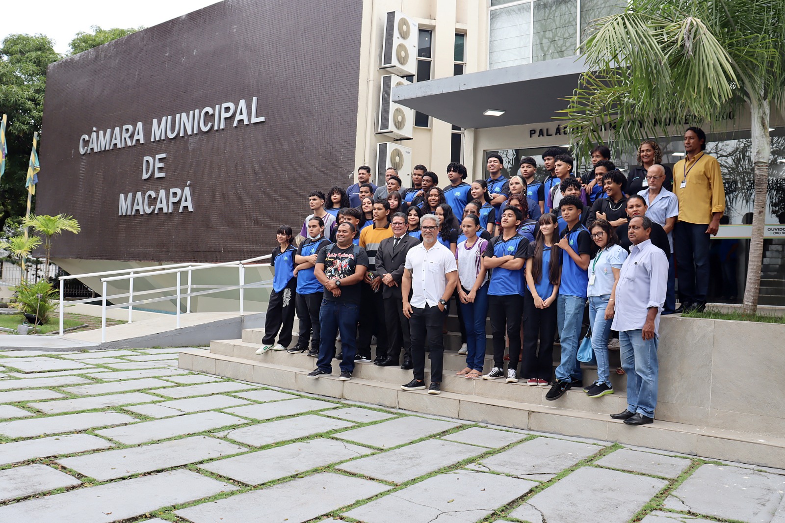 Vereador Nelson Souza traz alunos da Escola Raimunda dos Passos para conhecer o parlamento